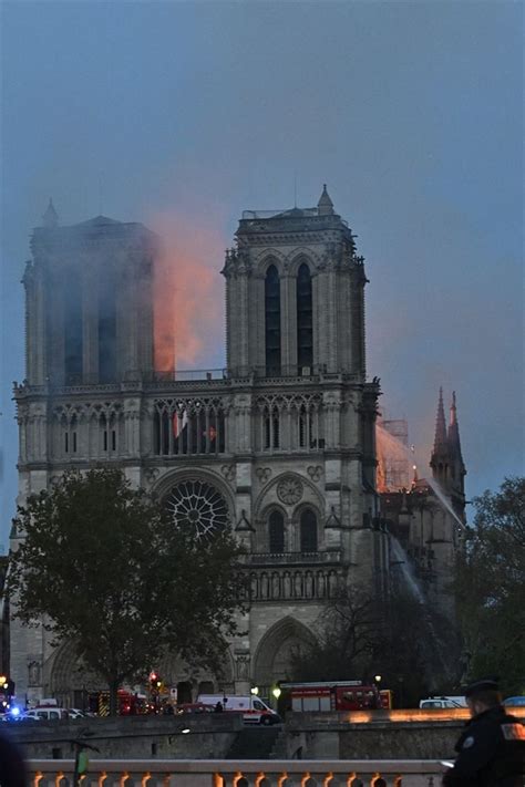 N­o­t­r­e­ ­D­a­m­e­ ­K­a­t­e­d­r­a­l­i­­n­d­e­ ­y­a­n­g­ı­n­